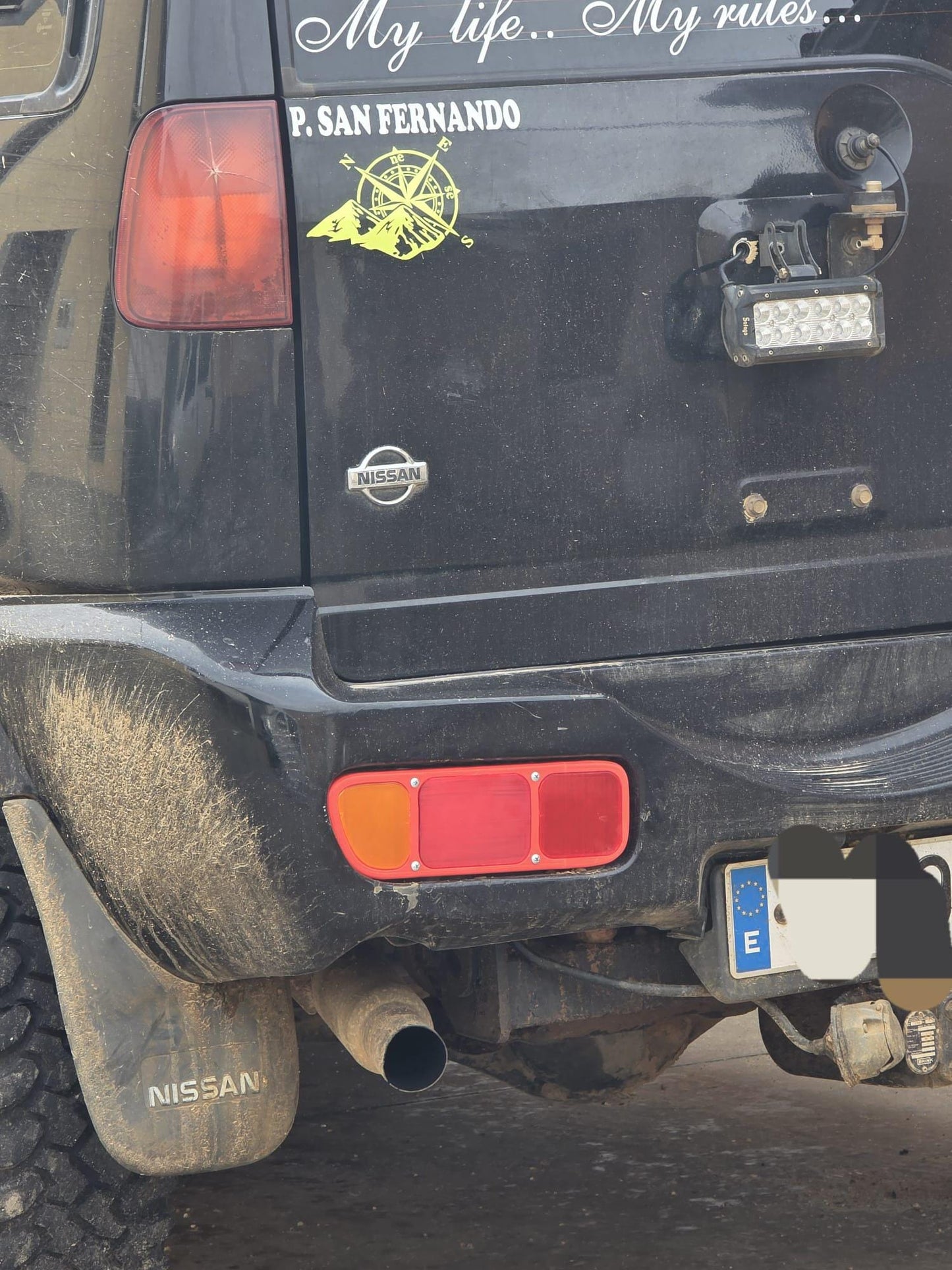 Pareja pilotos traseros replica Nissan Terrano 2 93-98 - detalle carcasa
