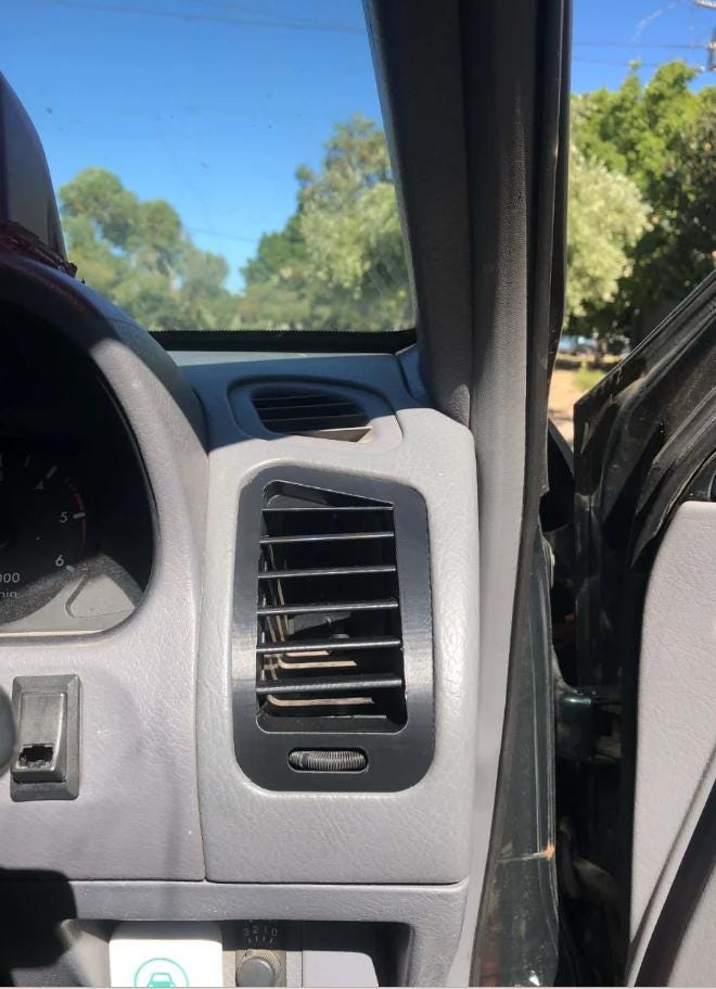 Pareja de aireadores de salpicadero Nissan Terrano 2 R20 - montados en el coche