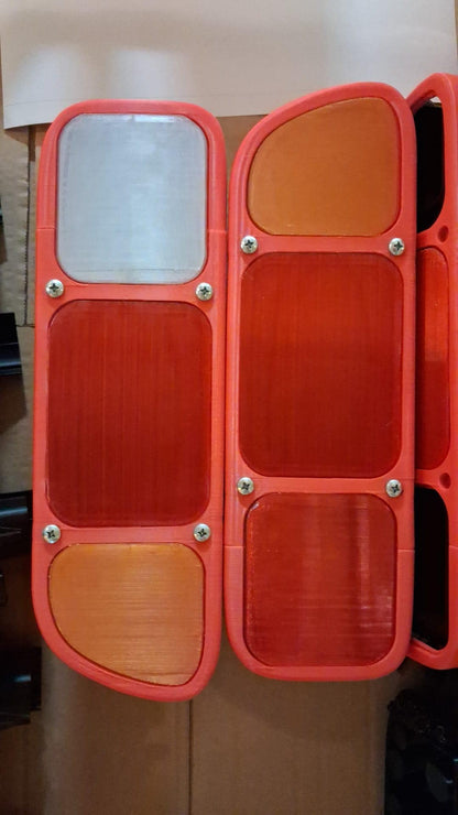 Pareja pilotos traseros Ford Maverick - detalle carcasa