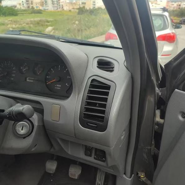 Rejilla salida aire lateral salpicadero Nissan Terrano 2 R20 - montada en el coche