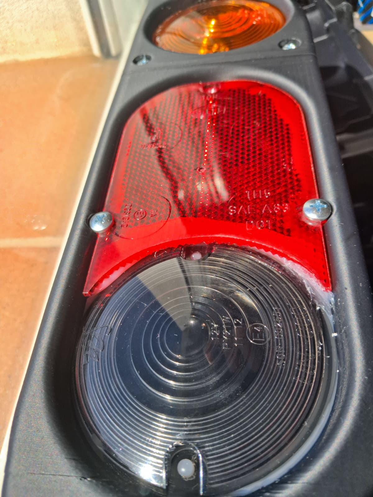 Piloto trasero Nissan Terrano 2 R20 - comparativa original